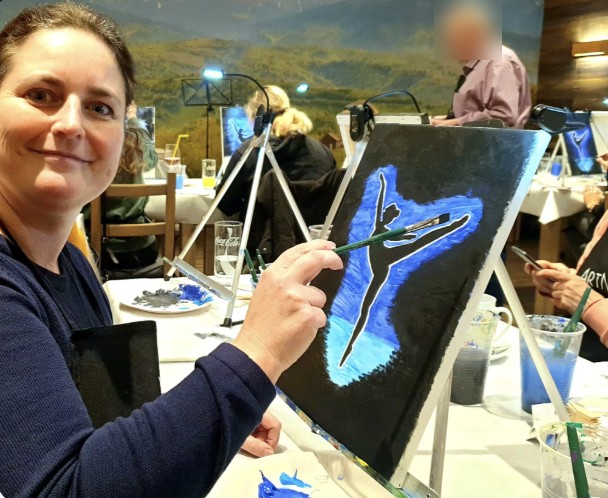 Maren Westphal beim Malen in einem Malkurs