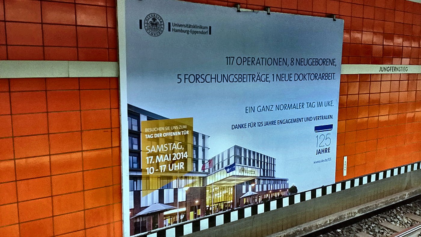 Kampagnenplakat zum 125-jährigen Jubiläum des UKE an der U-Bahn-Haltestelle Jungfernstieg, 2014