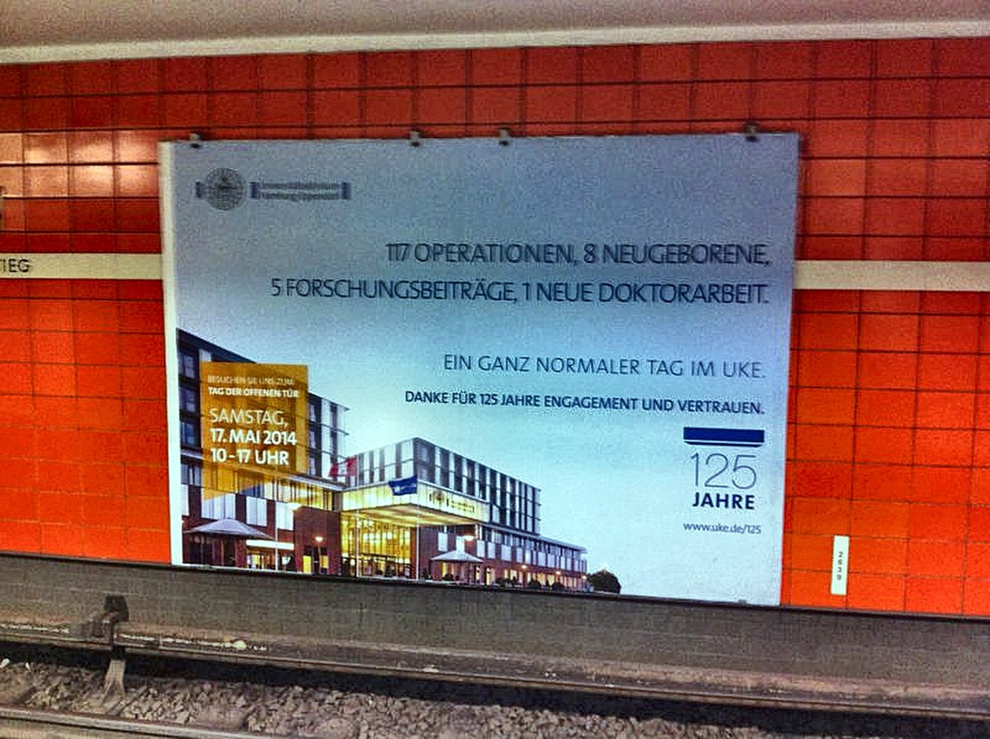 Kampagnenplakat zum 125-jährigen Jubiläum des UKE in einer Hamburger U-Bahn-Station, 2014